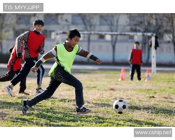 足球明星走进谢家庄小学与孩子们亲密互动传递足球梦想与激情